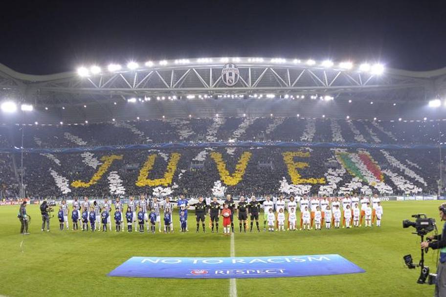 Il colpo d&#39;occhio dello Juventus Stadium all&#39;ingresso delle squadre in campo. 